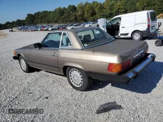 ✅ 1987 Mercedes-Benz 560 SL • VIN: WDBBA48D1HA062323 • Lot: 70785994. Wystawiony na Copart z przebiegiem 138 909 mil. Bezpłatny archiwum sprzedaży aukcyjnych z USA i szczegółowy raport historii pojazdu na DreamBid. Zdjęcie 2.
