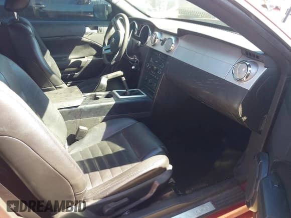 ✅ 2007 Ford Mustang GT Deluxe • VIN: 1ZVFT82H475215524 • Lot: 43472502. Listed on IAAI with 193,059 mi. Free auction sales archive from the USA and detailed vehicle history report at DreamBid. Image 5.