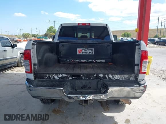 ✅ 2019 Ram 2500 Tradesman • VIN: 3C6UR5CJ1KG632844 • Lot: 41975443. Wystawiony na IAAI z przebiegiem 122 700 mil. Bezpłatny archiwum sprzedaży aukcyjnych z USA i szczegółowy raport historii pojazdu na DreamBid. Zdjęcie 16.