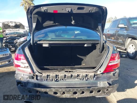 ✅ 2012 Mercedes-Benz C 250 • VIN: WDDGJ4HB4CF799037 • Лот: 43852759. Опубликован ранее на IAAI с пробегом 131 728 миль. Бесплатный доступ к архиву аукционных продаж из США и подробный отчёт об истории автомобиля на DreamBid. Изображение 17.