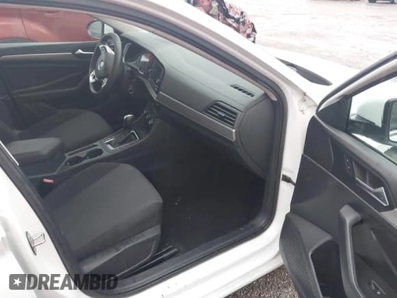 ✅ 2019 Volkswagen Jetta S • VIN: 3VWC57BUXKM022575 • Lot: 43531435. Wystawiony na IAAI z przebiegiem 75 444 mil. Bezpłatny archiwum sprzedaży aukcyjnych z USA i szczegółowy raport historii pojazdu na DreamBid. Zdjęcie 5.