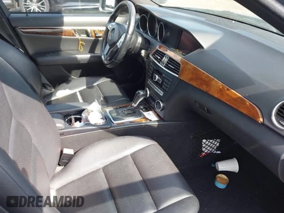 ✅ 2012 Mercedes-Benz C 300 Sport • VIN: WDDGF8BB7CR201054 • Lot: 42240771. Wystawiony na IAAI z przebiegiem 171 416 mil. Bezpłatny archiwum sprzedaży aukcyjnych z USA i szczegółowy raport historii pojazdu na DreamBid. Zdjęcie 5.