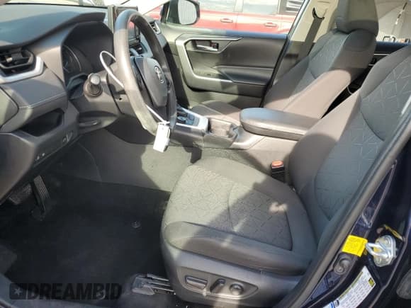 ✅ 2021 Toyota RAV4 Hybrid XLE • VIN: 2T3R6RFV3MW004185 • Lot: 85844565. Wystawiony na Copart z przebiegiem 103 916 mil. Bezpłatny archiwum sprzedaży aukcyjnych z USA i szczegółowy raport historii pojazdu na DreamBid. Zdjęcie 7.