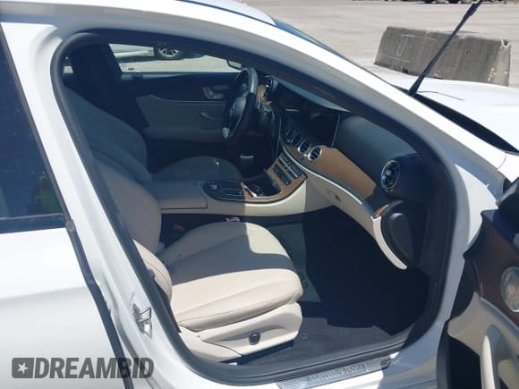 ✅ 2022 Mercedes-Benz E 350 • VIN: W1KZF8DB8NB049335 • Lot: 42796570. Wystawiony na IAAI z przebiegiem 39 328 mil. Bezpłatny archiwum sprzedaży aukcyjnych z USA i szczegółowy raport historii pojazdu na DreamBid. Zdjęcie 5.