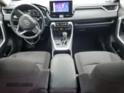 ✅ 2023 Toyota RAV4 Hybrid XLE • VIN: JTMRWRFVXPD201405 • Lot: 92390375. Wystawiony na Copart z przebiegiem 31 575 mil. Bezpłatny archiwum sprzedaży aukcyjnych z USA i szczegółowy raport historii pojazdu na DreamBid. Zdjęcie 8.