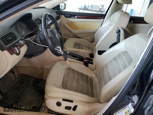 ✅ 2013 Volkswagen Passat SEL Premium • VIN: 1VWCN7A30DC136176 • Лот: 70900325. Опубликован ранее на Copart с пробегом 150 168 миль. Бесплатный доступ к архиву аукционных продаж из США и подробный отчёт об истории автомобиля на DreamBid. Изображение 7.