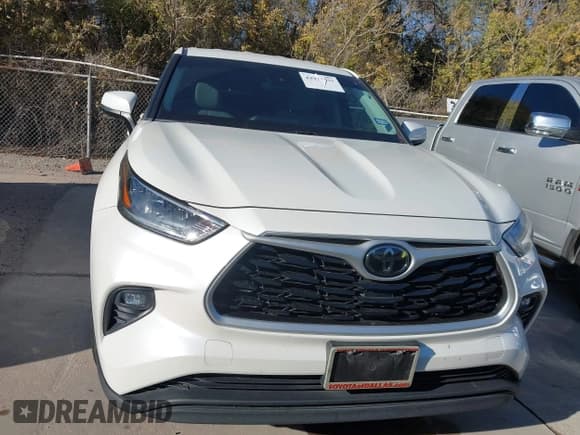 ✅ 2020 Toyota Highlander LE • VIN: 5TDBZRBH5LS519715 • Lot: 43927543. Listed on IAAI with 127,915 mi. Free auction sales archive from the USA and detailed vehicle history report at DreamBid. Image 12.