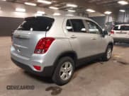 ✅ 2022 Chevrolet Trax LS • VIN: KL7CJNSMXNB555960 • Lot: 42563564. Wystawiony na IAAI z przebiegiem 28 553 mil. Bezpłatny archiwum sprzedaży aukcyjnych z USA i szczegółowy raport historii pojazdu na DreamBid. Zdjęcie 4.