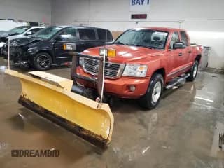 ✅ 2008 Dodge Dakota Laramie • VIN: 1D7HW58N58S613008 • Lot: 48866005. Wystawiony na Copart z przebiegiem 197 542 mil. Bezpłatny archiwum sprzedaży aukcyjnych z USA i szczegółowy raport historii pojazdu na DreamBid. Zdjęcie 1.