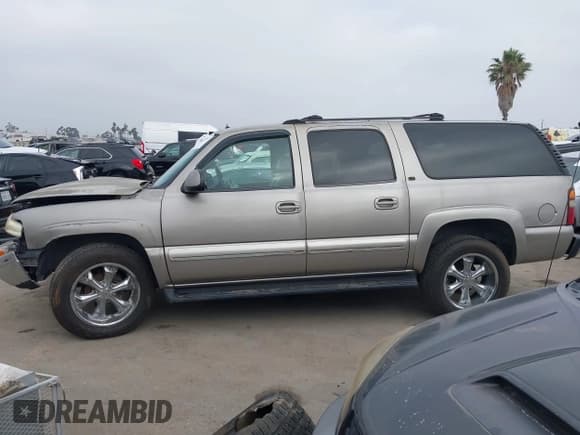 ✅ 2002 Chevrolet Suburban LS • VIN: 1GNEC16T02J206251 • Lot: 42732097. Wystawiony na IAAI z przebiegiem 276 973 mil. Bezpłatny archiwum sprzedaży aukcyjnych z USA i szczegółowy raport historii pojazdu na DreamBid. Zdjęcie 15.