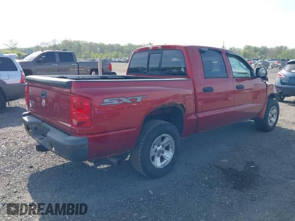 2008 Dodge Dakota SXT z VIN 1D7HW38K48S522497, wystawiony jako IAAI lot #42104761 z przebiegiem 244 129 mil mil oraz . Historia ofert i sprzedaży dostępna na DreamBid. Obrazek 4.