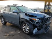 ✅ 2023 Toyota Corolla Cross LE • VIN: 7MUCAABG5PV045801 • Lot: 43504678. Wystawiony na IAAI z przebiegiem 24 996 mil. Bezpłatny archiwum sprzedaży aukcyjnych z USA i szczegółowy raport historii pojazdu na DreamBid. Zdjęcie 1.