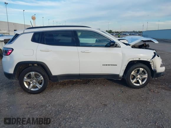✅ 2024 Jeep Compass Latitude • VIN: 3C4NJDBN9RT604083 • Lot: 43838871. Wystawiony na IAAI z przebiegiem 44 177 mil. Bezpłatny archiwum sprzedaży aukcyjnych z USA i szczegółowy raport historii pojazdu na DreamBid. Zdjęcie 14.