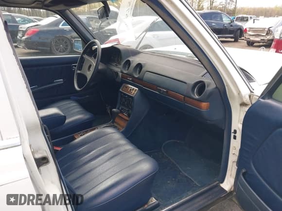 ✅ 1983 Mercedes-Benz 240 • VIN: WDBAB23A6DB379187 • Lot: 42003675. Wystawiony na IAAI z przebiegiem 61 941 mil. Bezpłatny archiwum sprzedaży aukcyjnych z USA i szczegółowy raport historii pojazdu na DreamBid. Zdjęcie 5.