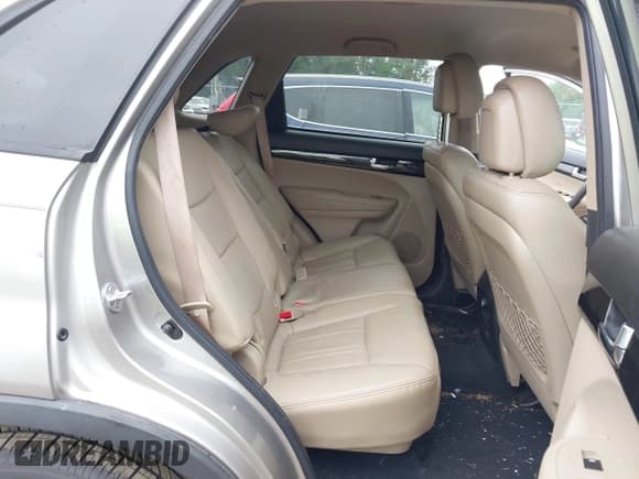 ✅ 2013 Kia Sorento EX • VIN: 5XYKUCA64DG353519 • Lot: 43027378. Listed on IAAI with 122,773 mi. Free auction sales archive from the USA and detailed vehicle history report at DreamBid. Image 8.