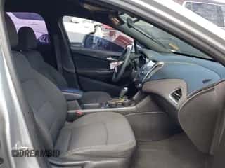 2017 Chevrolet Cruze LT z VIN 1G1BE5SM1H7257414, wystawiony jako IAAI lot #43180998 z przebiegiem 103 728 mil mil oraz . Historia ofert i sprzedaży dostępna na DreamBid. Obrazek 5.