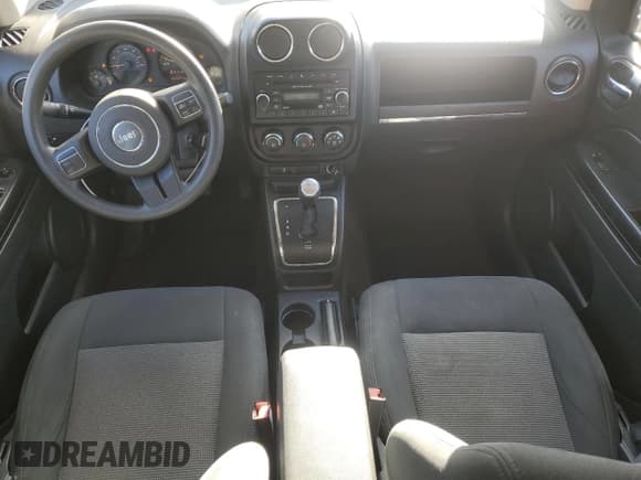 ✅ 2016 Jeep Compass Sport • VIN: 1C4NJDBB4GD646511 • Lot: 93096655. Wystawiony na Copart z przebiegiem 138 126 mil. Bezpłatny archiwum sprzedaży aukcyjnych z USA i szczegółowy raport historii pojazdu na DreamBid. Zdjęcie 8.