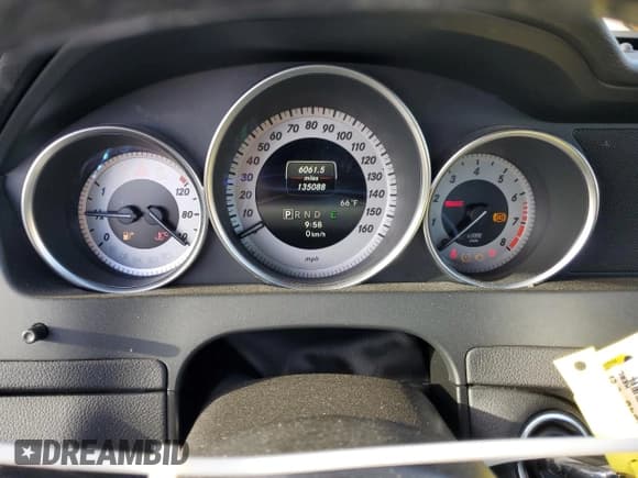 ✅ 2014 Mercedes-Benz C 250 • VIN: WDDGJ4HB5EG190147 • Lot: 66263525. Wystawiony na Copart z przebiegiem 135 088 mil. Bezpłatny archiwum sprzedaży aukcyjnych z USA i szczegółowy raport historii pojazdu na DreamBid. Zdjęcie 9.