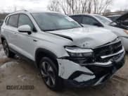 ✅ 2024 Volkswagen Taos SE • VIN: 3VVVX7B28RM093550 • Lot: 41965022. Wystawiony na IAAI z przebiegiem 5 317 mil. Bezpłatny archiwum sprzedaży aukcyjnych z USA i szczegółowy raport historii pojazdu na DreamBid. Zdjęcie 1.