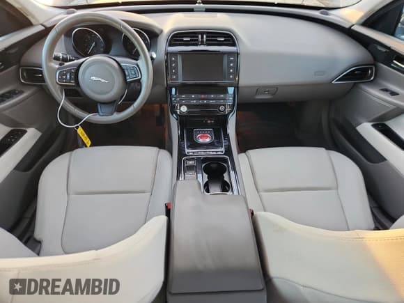 ✅ 2018 Jaguar XE 25t Premium • VIN: SAJAD4FXXJCP20556 • Lot: 71026595. Wystawiony na Copart z przebiegiem 62 936 mil. Bezpłatny archiwum sprzedaży aukcyjnych z USA i szczegółowy raport historii pojazdu na DreamBid. Zdjęcie 8.