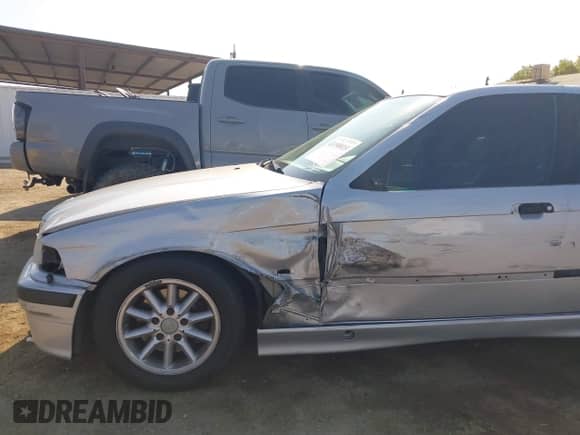 1998 BMW 3 Series 328i z VIN WBACD4323WAV57149, wystawiony jako IAAI lot #43190015 z przebiegiem 139 526 mil mil oraz . Historia ofert i sprzedaży dostępna na DreamBid. Obrazek 6.