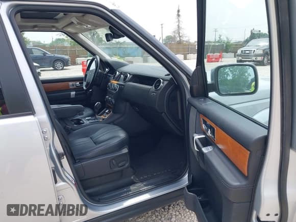 ✅ 2011 Land Rover LR4 HSE • VIN: SALAG2D42BA565770 • Lot: 42449944. Listed on IAAI with 144,234 mi. Free auction sales archive from the USA and detailed vehicle history report at DreamBid. Image 5.