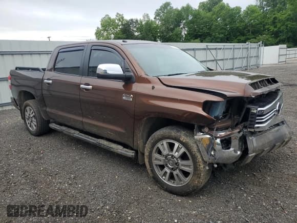 ✅ 2017 Toyota Tundra Platinum • VIN: 5TFAY5F17HX645953 • Lot: 58342075. Wystawiony na Copart z przebiegiem 69 868 mil. Bezpłatny archiwum sprzedaży aukcyjnych z USA i szczegółowy raport historii pojazdu na DreamBid. Zdjęcie 4.