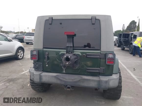 ✅ 2007 Jeep Wrangler Unlimited Sahara • VIN: 1J4GA59147L218594 • Lot: 42984397. Listed on IAAI with 108,296 mi. Free auction sales archive from the USA and detailed vehicle history report at DreamBid. Image 17.