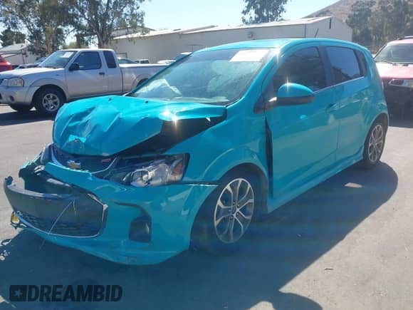 2020 Chevrolet Sonic LT z VIN 1G1JD6SB9L4101926, wystawiony jako IAAI lot #42853614 z przebiegiem 71 732 mil mil oraz . Historia ofert i sprzedaży dostępna na DreamBid. Obrazek 2.