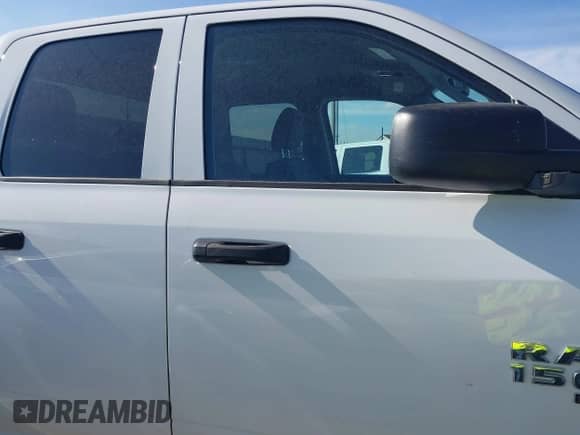 2024 Ram 1500 SLT z VIN 1C6RR7GG0RS156623, wystawiony jako IAAI lot #42702884 z przebiegiem 27 953 mil mil oraz . Historia ofert i sprzedaży dostępna na DreamBid. Obrazek 13.