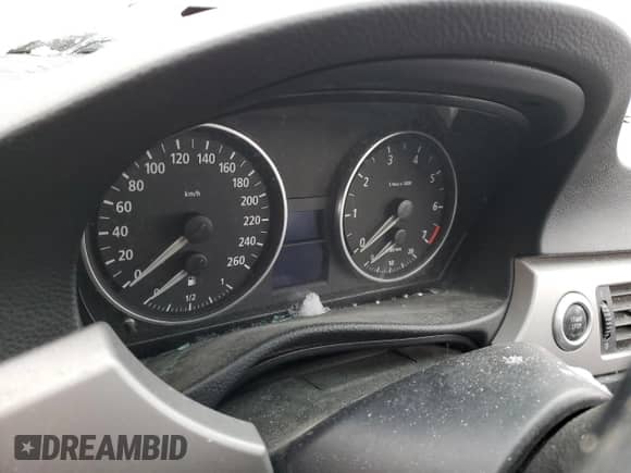 2006 BMW 3 Series z VIN WBAVB53556KW28652, wystawiony jako Copart lot #39053244 z przebiegiem Nie podano mil oraz Nie do naprawy • Non repairable. Historia ofert i sprzedaży dostępna na DreamBid. Obrazek 9.