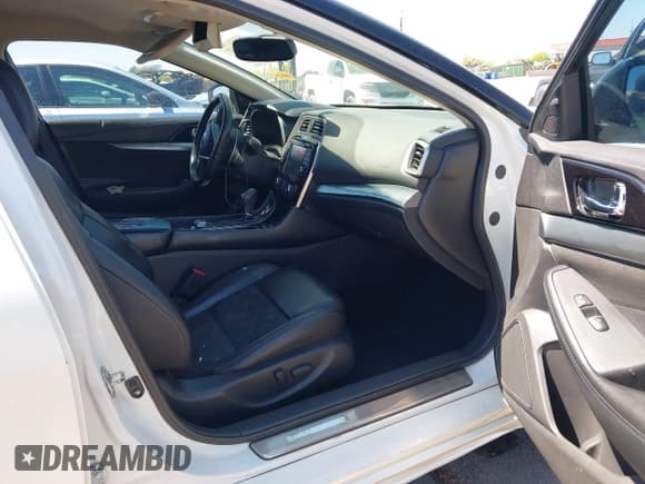 ✅ 2016 Nissan Maxima Platinum • VIN: 1N4AA6AP2GC414010 • Lot: 42040037. Wystawiony na IAAI z przebiegiem 140 752 mil. Bezpłatny archiwum sprzedaży aukcyjnych z USA i szczegółowy raport historii pojazdu na DreamBid. Zdjęcie 5.