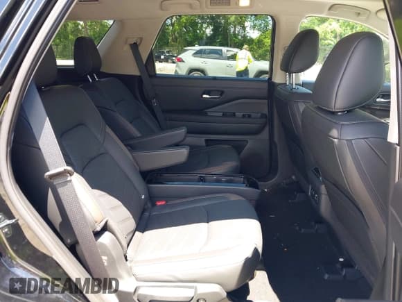 ✅ 2025 Nissan Pathfinder Platinum • VIN: 5N1DR3DH8SC224770 • Лот: 42261002. Опубликован ранее на IAAI с пробегом 1 026 миль. Бесплатный доступ к архиву аукционных продаж из США и подробный отчёт об истории автомобиля на DreamBid. Изображение 8.