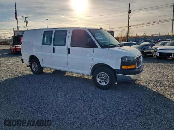 ✅ 2021 GMC Savana Cargo • VIN: 1GTW7AFP3M1270954 • Lot: 81899314. Wystawiony na Copart z przebiegiem 29 640 mil. Bezpłatny archiwum sprzedaży aukcyjnych z USA i szczegółowy raport historii pojazdu na DreamBid. Zdjęcie 3.