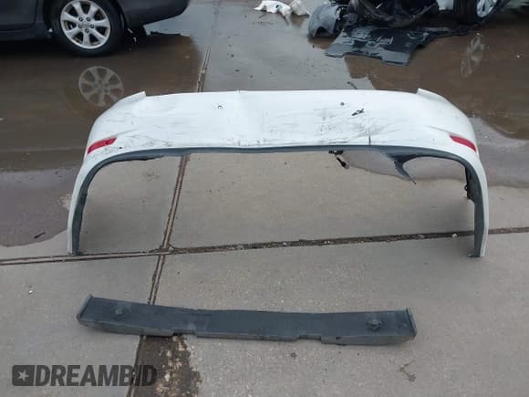 ✅ 2018 Lexus ES 350 • VIN: 58ABK1GG2JU079715 • Lot: 43523611. Listed on IAAI with 98,671 mi. Free auction sales archive from the USA and detailed vehicle history report at DreamBid. Image 12.