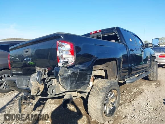 ✅ 2018 Chevrolet Silverado 2500HD LTZ • VIN: 1GC1KWEY1JF291090 • Lot: 43585181. Wystawiony na IAAI z przebiegiem 127 770 mil. Bezpłatny archiwum sprzedaży aukcyjnych z USA i szczegółowy raport historii pojazdu na DreamBid. Zdjęcie 4.