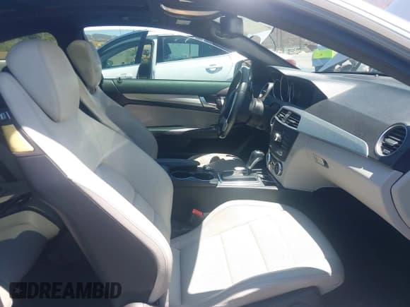 ✅ 2012 Mercedes-Benz C 250 • VIN: WDDGJ4HB2CF881493 • Lot: 42853863. Wystawiony na IAAI z przebiegiem 108 215 mil. Bezpłatny archiwum sprzedaży aukcyjnych z USA i szczegółowy raport historii pojazdu na DreamBid. Zdjęcie 5.