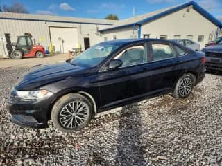 ✅ 2020 Volkswagen Jetta S • VIN: 3VWCB7BUXLM054663 • Lot: 89632075. Wystawiony na Copart z przebiegiem 100 228 mil. Bezpłatny archiwum sprzedaży aukcyjnych z USA i szczegółowy raport historii pojazdu na DreamBid. Zdjęcie 1.