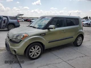 ✅ 2013 Kia Soul • VIN: KNDJT2A53D7547813 • Лот: 67486625. Опубликован ранее на Copart с пробегом 207 532 миль. Бесплатный доступ к архиву аукционных продаж из США и подробный отчёт об истории автомобиля на DreamBid. Изображение 1.