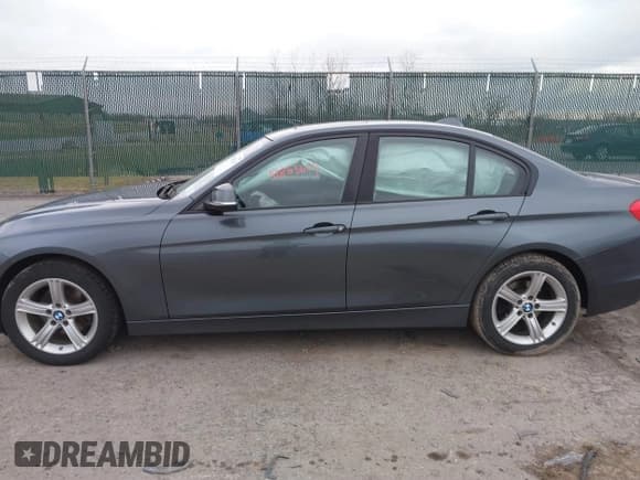✅ 2015 BMW 3 Series 320i xDrive • VIN: WBA3C3G51FNS73514 • Lot: 41863615. Wystawiony na IAAI z przebiegiem 133 443 mil. Bezpłatny archiwum sprzedaży aukcyjnych z USA i szczegółowy raport historii pojazdu na DreamBid. Zdjęcie 14.