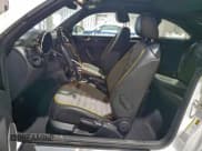 ✅ 2018 Volkswagen Beetle Dune • VIN: 3VWSD7AT0JM714804 • Lot: 94648615. Wystawiony na Copart z przebiegiem 120 630 mil. Bezpłatny archiwum sprzedaży aukcyjnych z USA i szczegółowy raport historii pojazdu na DreamBid. Zdjęcie 7.