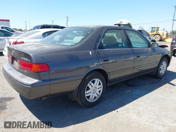 ✅ 2000 Toyota Camry LE • VIN: 4T1BF22K6YU956844 • Lot: 43001169. Wystawiony na IAAI z przebiegiem 125 118 mil. Bezpłatny archiwum sprzedaży aukcyjnych z USA i szczegółowy raport historii pojazdu na DreamBid. Zdjęcie 4.