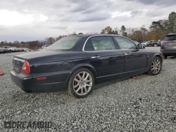 ✅ 2008 Jaguar XJ 8 LWB • VIN: SAJWA79B48SH24833 • Lot: 81923524. Wystawiony na Copart z przebiegiem 141 113 mil. Bezpłatny archiwum sprzedaży aukcyjnych z USA i szczegółowy raport historii pojazdu na DreamBid. Zdjęcie 3.