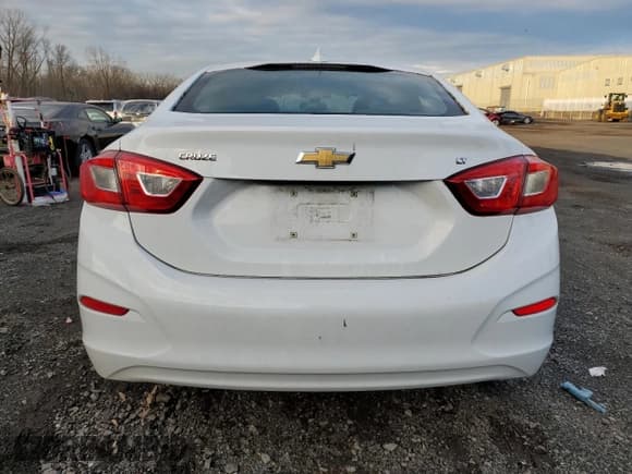 ✅ 2018 Chevrolet Cruze LT • VIN: 1G1BE5SM6J7223510 • Lot: 72013222. Listed on Copart with 43,181 mi. Free auction sales archive from the USA and detailed vehicle history report at DreamBid. Image 6.