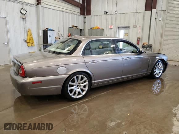 ✅ 2008 Jaguar XJ 8 LWB • VIN: SAJWA79BX8SH28580 • Лот: 53297425. Опубликован ранее на Copart с пробегом 111 664 миль. Бесплатный доступ к архиву аукционных продаж из США и подробный отчёт об истории автомобиля на DreamBid. Изображение 3.