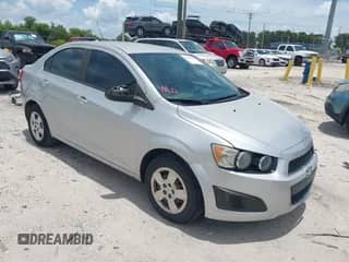 2015 Chevrolet Sonic LS z VIN 1G1JA5SH6F4135947, wystawiony jako IAAI lot #42541162 z przebiegiem 153 597 mil mil oraz . Historia ofert i sprzedaży dostępna na DreamBid. Obrazek 1.