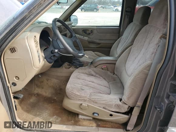 ✅ 1998 GMC Jimmy SLE • VIN: 1GKDT13W3W2555220 • Лот: 42743674. Опубликован ранее на Copart с пробегом 207 235 миль. Бесплатный доступ к архиву аукционных продаж из США и подробный отчёт об истории автомобиля на DreamBid. Изображение 7.