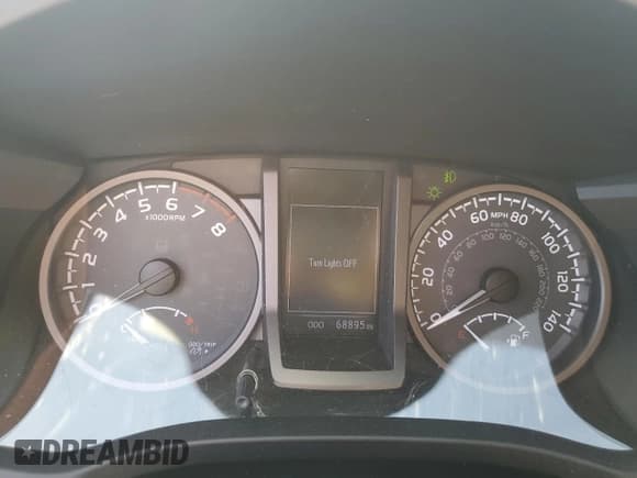 ✅ 2019 Toyota Tacoma SR • VIN: 5TFCZ5AN7KX194062 • Lot: 82652055. Wystawiony na Copart z przebiegiem 68 895 mil. Bezpłatny archiwum sprzedaży aukcyjnych z USA i szczegółowy raport historii pojazdu na DreamBid. Zdjęcie 9.