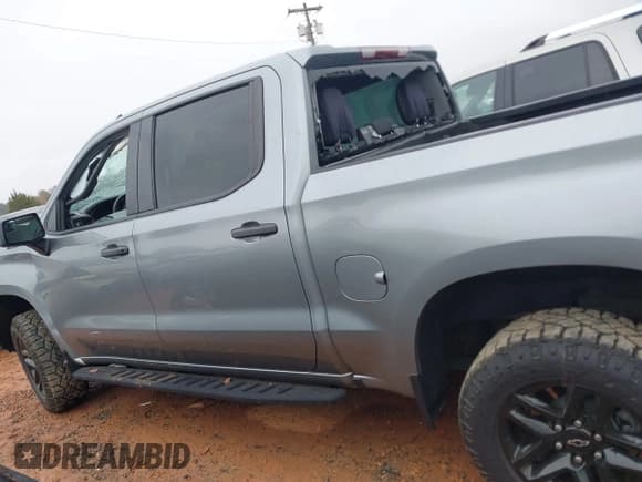 ✅ 2023 Chevrolet Silverado 1500 Custom Trail Boss • VIN: 3GCPDCEK0PG165602 • Lot: 41040300. Wystawiony na IAAI z przebiegiem 16 800 mil. Bezpłatny archiwum sprzedaży aukcyjnych z USA i szczegółowy raport historii pojazdu na DreamBid. Zdjęcie 14.