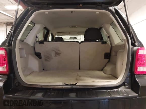 ✅ 2010 Ford Escape XLS • VIN: 1FMCU9C75AKC17382 • Lot: 43242740. Wystawiony na IAAI z przebiegiem 156 644 mil. Bezpłatny archiwum sprzedaży aukcyjnych z USA i szczegółowy raport historii pojazdu na DreamBid. Zdjęcie 17.